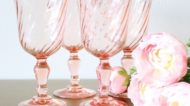 Drinking glass set with a fluted shape