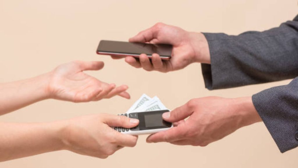 Advantages of Selling Your Old Phone For Instant Cash in Automated Kiosks